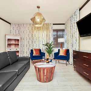 One-Bedroom Queen Suite